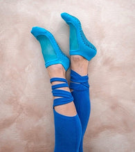 Charger l'image dans la galerie, grip socks in blue sky color with mesh material on the upper part of feet