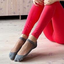 Lade das Bild in den Galerie-Viewer, charcoal grey grip socks with mesh and sparkles on the top