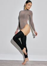 Charger l&#39;image dans la galerie, Woman in body wearing Shashi leg warmers in black
