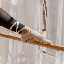 Lade das Bild in den Galerie-Viewer, Ballet Tie

