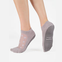 Lade das Bild in den Galerie-Viewer, Gray socks with star patterns and non-slip text on a white background
