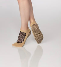 Lade das Bild in den Galerie-Viewer, gold grip socks with black mesh and gold diamond pattern on the upper part of feetd 
